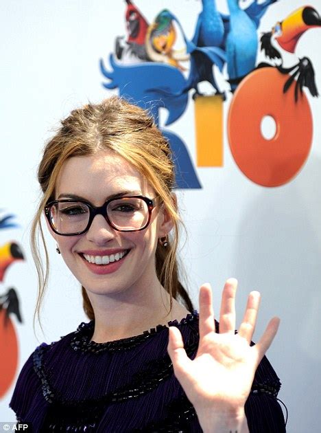 anne hathaway wears geeky glasses to movie premiere daily mail online
