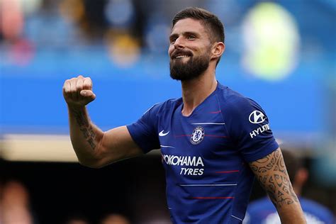 olivier giroud signs    year contract extension  chelsea