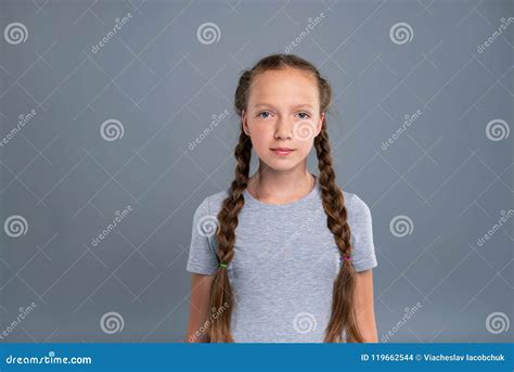 Portrait Dune Jolie Adolescente Avec Deux Tresses Photo Stock Image Du Tresses Beauté 119662544