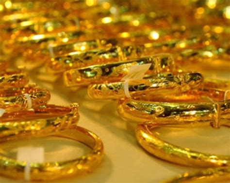 Banks in malaysia offer gold investment accounts to customers who will make deposits when prices of gold are low and withdraw at a profit when prices rise. Gold price, forex rate strongly fluctuate | Investing ...