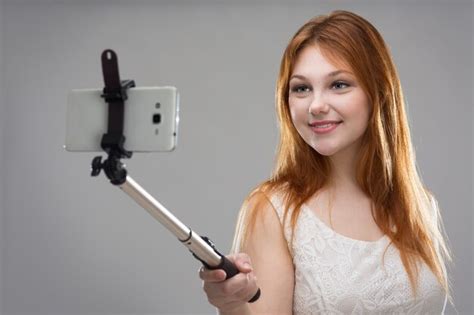 Adolescente Chica Haciendo Selfie Con Tu Teléfono Foto Premium