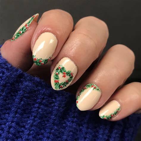 Red, white and gold christmas nails. 10 Christmas Nail Designs You Can Do With Your Kids