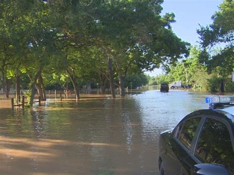 Amid Deadly Floods Texas Brazos River Crests At Record 54 Feet Cbs News