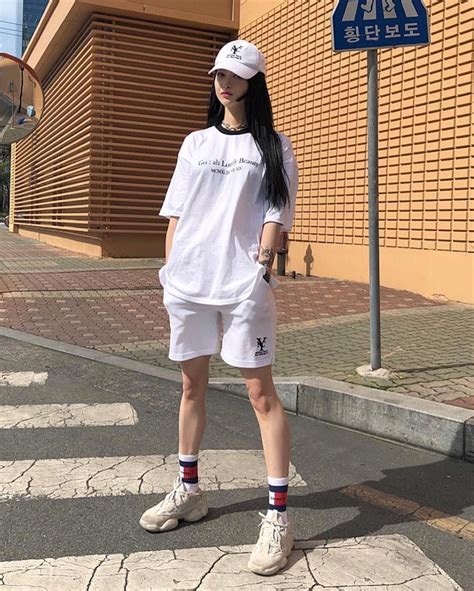 fashion sports beyaz spor kombin pozlar şort tişört Korean outfit street styles