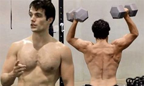 how to get a man of steel body superman star henry cavill flexes his incredible muscles in