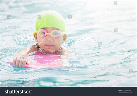 Cute Little Girl Learning How Swim Stock Photo 608478977 Shutterstock