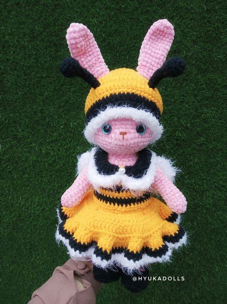Jual Boneka Rajut Amigurumi Kelinci Halus Lucu Dengan Kostum Lebah Merk HYuka Dolls Di Lapak