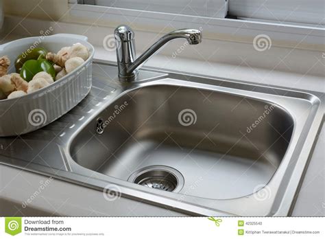 Este lavabo se puede realizar en cualquier color de la gama silestone®. Lavabo en una cocina foto de archivo. Imagen de casero ...