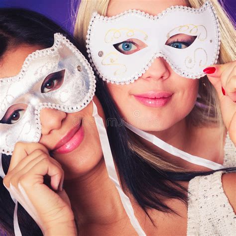 Cara De Dos Mujeres Con Las Máscaras Venecianas Del Carnaval Foto de