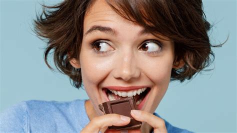The Best Ways To Eat Chocolate And Which To Avoid