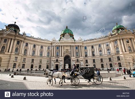 Die abfahrt ist vo.n den standplätzen michaelerplatz oder der albertina möglich und. Fiaker Hofburg Wien Stockfoto, Bild: 27218077 - Alamy