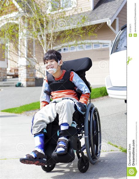 Menino Deficiente Pequeno Feliz Na Cadeira De Rodas Imagem de Stock