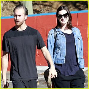 Anne Hathaway Steps Out After Pregnancy News Revealed Adam Shulman