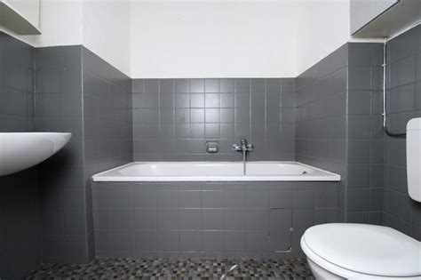 Aber hier gilt wie so oft: DIY: Badezimmer streichen und renovieren mit Fliesenfarbe ...