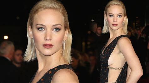 Jennifer Lawrence Flashed Major Side Boob At Hunger Games Premiere See The Pics