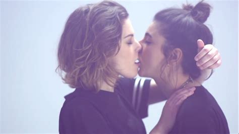 pinterest brookhall123 music videos lesbians kissing lesbian couple