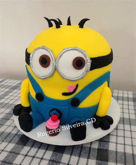 I've made a minion tutorial to show you how i make my minion figurines for cake toppers. Rogerio Cake Designer: Bolo Minion Guloso