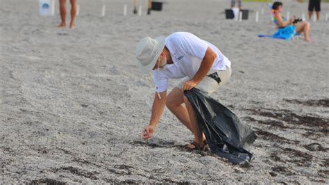 Kbb Volunteers To Beachgoers Pick Up Your Trash