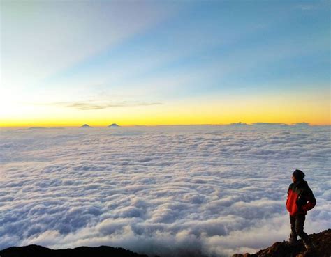 6 Gunung Di Jawa Dengan Pemandangan Lautan Awan Yang Indah