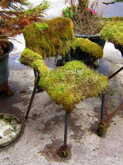 I have been thinking about making something similar the moss would likely just dry up and die. moss covered chair | Diy moss, Moss gardens, Moss garden ...