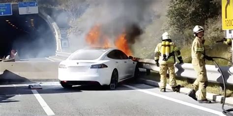 Melting snow and boiling water in the long dark. Tesla Model S fire vs 35 firefighters - watch impressive ...