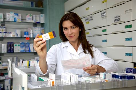 Pros and Cons of Becoming a Pharmacy Technician (Read Before Training ...