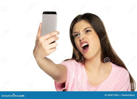 Mujer Tomando Selfies Y Haciendo Caras Graciosas Foto De Archivo