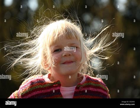 Close-up Portrait eines kleinen verspielten Mädchens mit statischen ...
