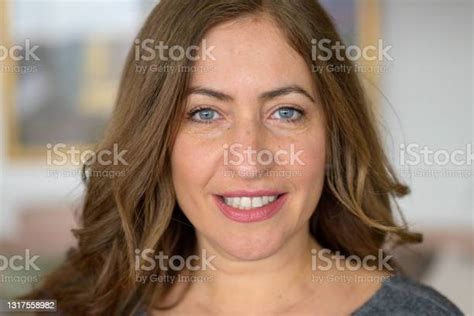 매력적인 중년 여성의 얼굴 보기 여자에 대한 스톡 사진 및 기타 이미지 여자 입술 갈색 머리 Istock