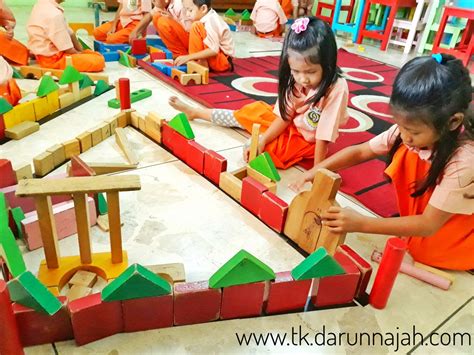 Dalam kegiatan bermain ini mengajak anak untuk banyak bergerak dan berlari. Permainan Balok Untuk Belajar Konsep Matematika Di Taman ...