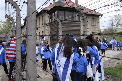 Miles Recuerdan En Auschwitz A Víctimas Del Holocausto