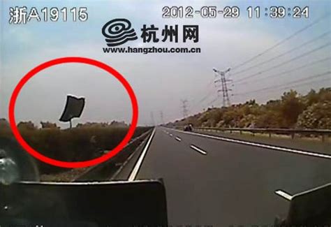 客车司机被突降铁块击中 忍痛救下全车乘客 图 搜狐新闻