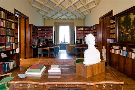 Una Veduta Della Biblioteca In Primo Piano Arturo Martini Busto Di