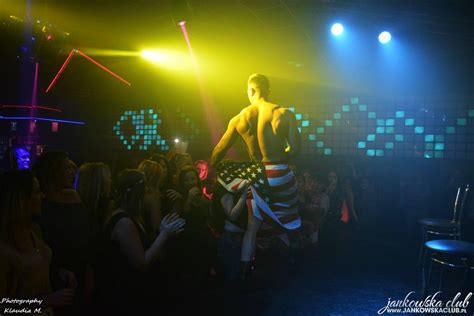 striptizer męski striptiz przystojny tancerz erotyczny mateusz tańczy
