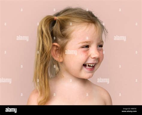 Kaukasische Kleine Mädchen Nackten Oberkörper Lächelnd Stockfotografie Alamy