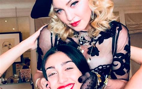 Madonna Posa Com A Filha Com Axilas Peludas Ofuxico