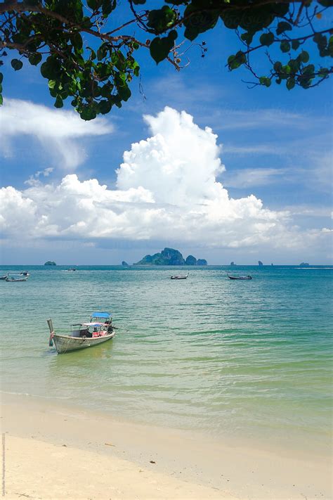 Longboat On Ao Nang Beach In Krabi Thailand Del Colaborador De