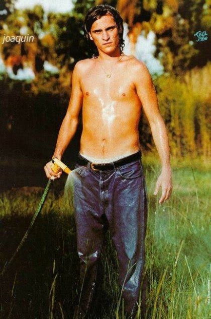 Un Immagine Sexy Di Joaquin Phoenix A Torso Nudo Sotto Un Getto D Acqua
