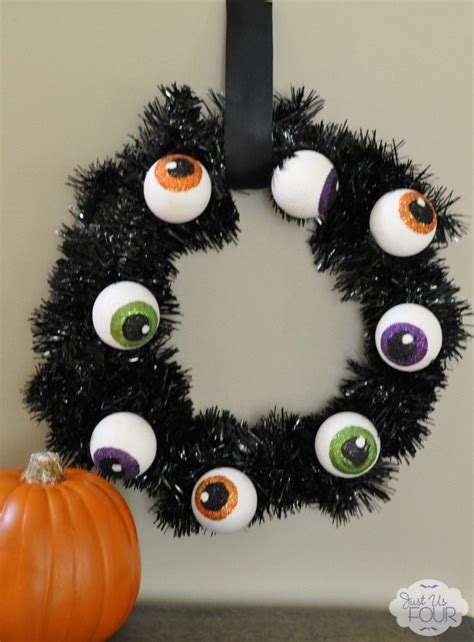 This Eyeball Wreath Is The Perfect Non Scary Halloween Decoration Diy