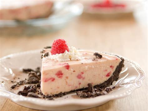 In a large trifle dish (about 12 to 14 cups), place a single layer of cake cubes. Pioneer Woman's Top Dessert Recipes: Cookies, Pies and ...