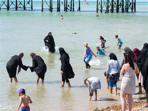 Burkini Ban Uk Muslims Enjoy Brighton Beach In Full Hijab As French