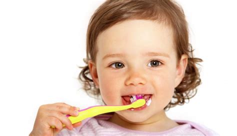 Lies hier, woran du merkst, dass dein kind seine ersten zähne bekommt und wie du ihm das zahnen ein bisschen erleichtern kannst. Die ersten Zähne sind da!