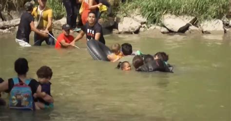 Familias Migrantes Con Niños Desafían Las Corrientes Del Río Bravo Para