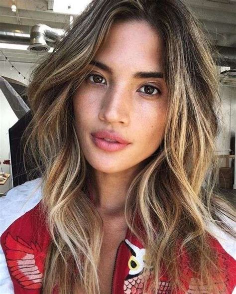 La stessa cosa può valere per alcuni tipi di castano chiaro, ma attenzione se il vostro colore naturale contiene una punta di rosso. Shatush biondo cenere su capelli castano scuro | Colori ...