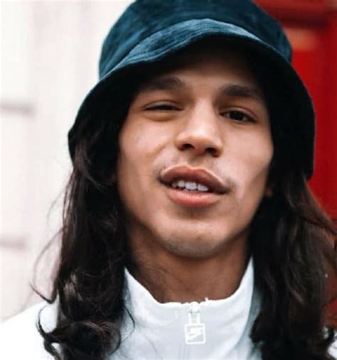 Il y a quelques jours hatik avait été comparé par les internautes sur les réseaux sociaux à moha la squale en raison de leur ressemblance physique et afin de savoir lequel des deux est le meilleur rappeur, les deux artistes avaient réagi pour mettre fin à la polémique, much love sur moha. Moha La Squale, ça passe ou ça casse