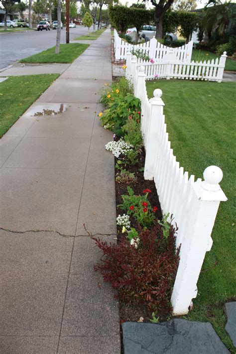 Picket Fence With Room For Plants Along The Front Front Yard Garden