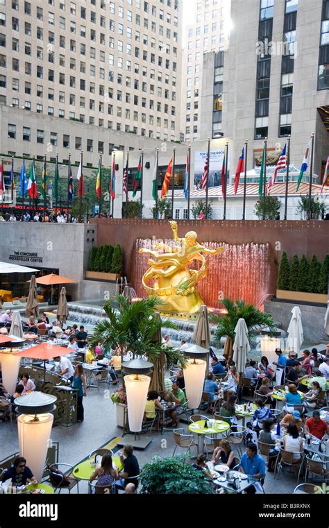 Cafés En El Rockefeller Center De Nueva York Con La Estatua De Prometeo