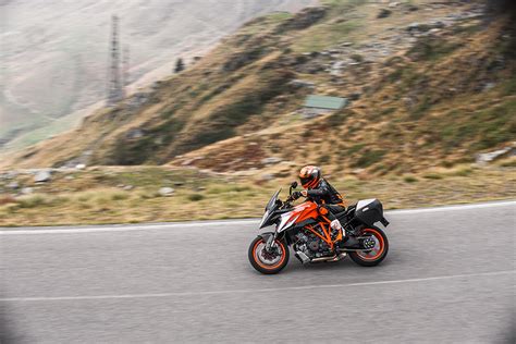This year, the 1290 super duke gt has a new led headlight that is said to enhance illumination and improve visibility. 2018 KTM 1290 Super Duke GT Motorcycle UAE's Prices, Specs ...