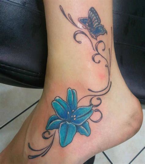 Le yin et le yang sign cheville. Photo : Tatouage cheville, fleur et papillon couleur