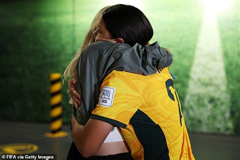 Matildas Sam Kerr Shares A Kiss With Her Footballer Girlfriend Kristie